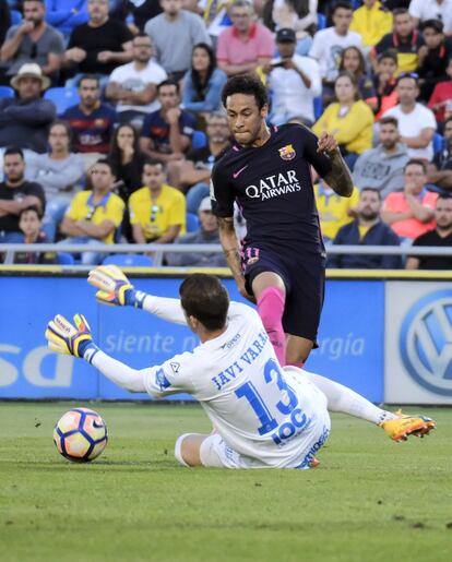 El delantero brasileño del Barcelona Neymar marca el cuarto gol de los culés ante el portero de Las Palmas Javi Varas.