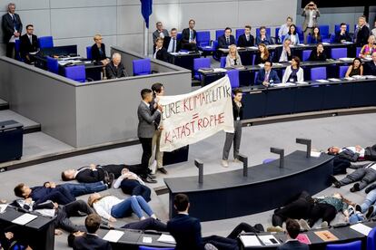 Un grupo de activistas del movimiento por el clima 'Fridays for Future' participa en una protesta en el Parlamento alemán, en Berlín.