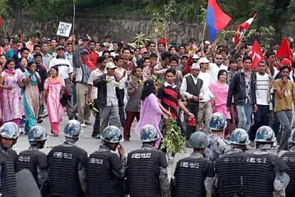 La alianza de siete partidos que conforma la oposición en Nepal ha rechazado hoy de forma terminante la oferta del rey Gyanendra, que ayer le pidió que propusiera a una persona para asumir el cargo de jefe del Gobierno en este país asiático. La intención del monarca era "devolver al pueblo" el poder ejecutivo hoy mismo.