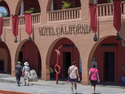 Un grupo de turistas pasa en frente del Hotel California en el pueblo de Todos los Santos en México.