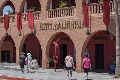 Un grupo de turistas pasa en frente del Hotel California en el pueblo de Todos los Santos en México.