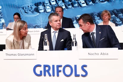 El presidente ejecutivo de Grifols, Thomas Glanzamann (centro), el consejero delegado, Nacho Abia (der.), y la secretaria del Consejo, Nuria Martín (izq.), durante la Junta General de Accionistas de la farmaceutica, este viernes, en Barcelona.