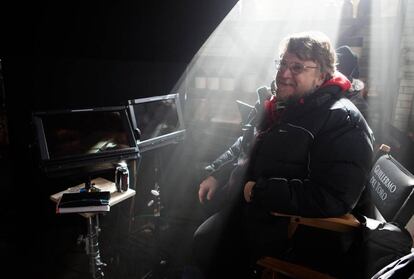 Guillermo del Toro nas filmagens de ‘A Colina Escarlate’.