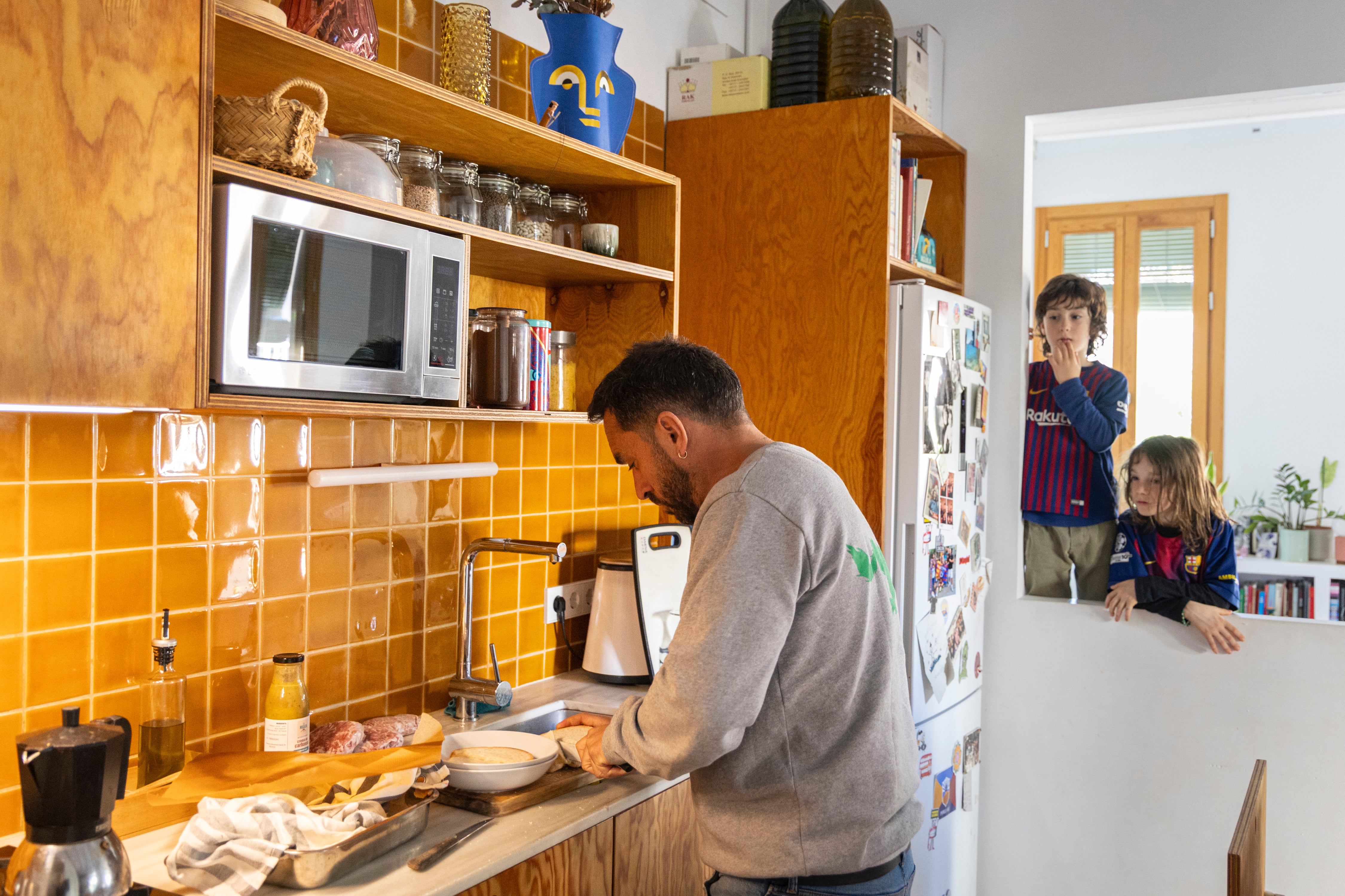 La familia de Pablo (en la imagen) y Mar, se quedó con sus niños (y los de otra familia) en casa esta mañana.
