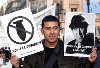 Un manifestante contra la guerra en Marsella. El letrero de la derecha dice: "Este hombre es peligroso. ¡Paradle!".