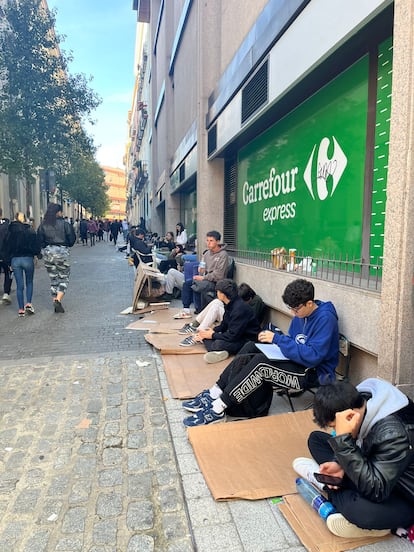 Muchos jóvenes pasaron la noche sobre cartones.