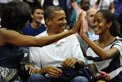 Michelle Obama celebra junto a su hija Malia un tanto de su selección.