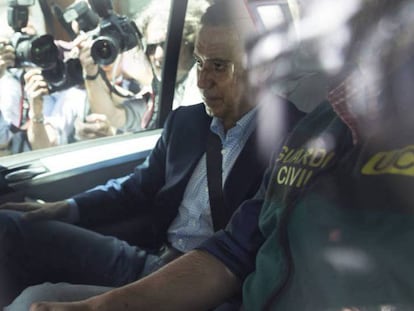 Eduardo Zaplana, detenido, tras el registro de su casa en Valencia en mayo de 2018.