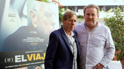 Los actores Timothy Spall, a la izquierda, y Colm Meaney posan para los fotógrafos en la presentación de la película 'El viaje', en Madrid.