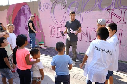La intervención del mural feminista duró dos semanas e involucró a los vecinos de Ciudad Lineal. UNLOGIC CREW