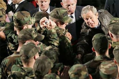 Bush saluda a militares durante su visita de ayer a la base estadounidense de Osan, en Corea del Sur.