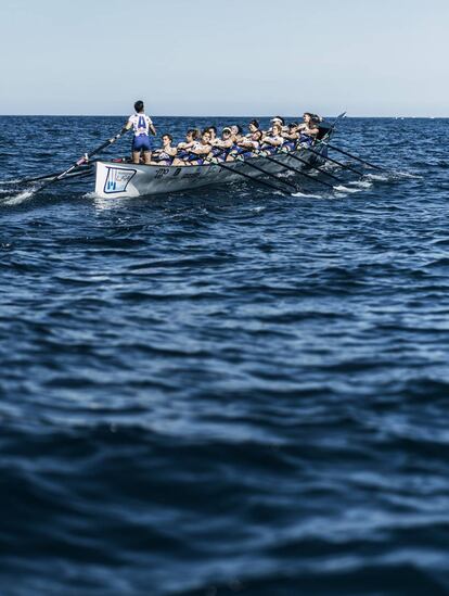 Las integrantes de la trainera femenina del club Arraun Lagunak Donostia practican en la bahía de la capital guipuzcoana (con 187.000 habitantes).