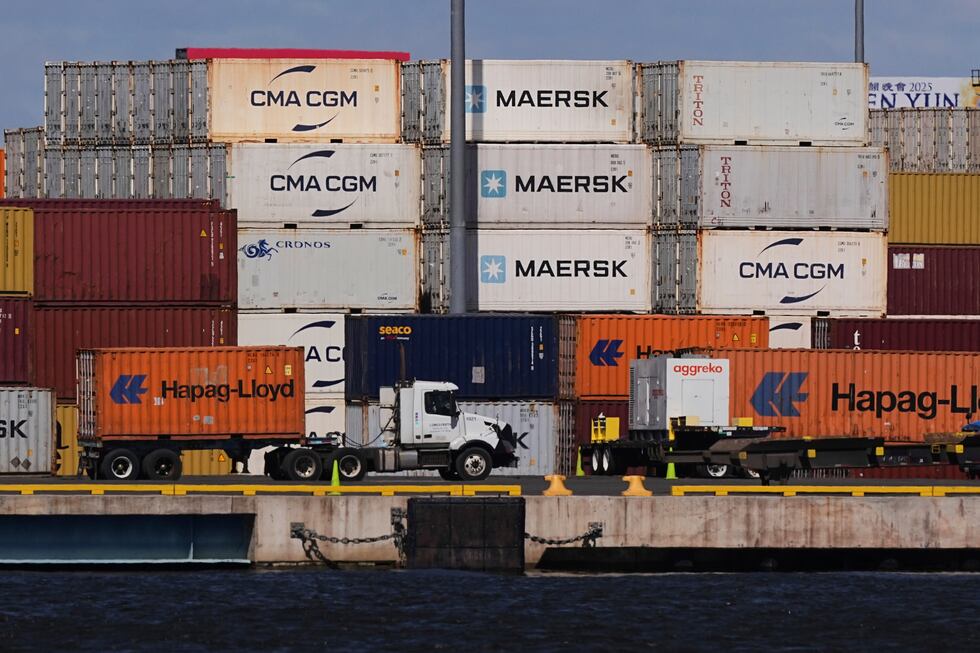 Los nuevos aranceles de Trump entran en vigor y golpean la economía ...