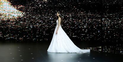 Uno de los diseños de Pronovias en la Valmont Barcelona Bridal Fashion Week 2019.