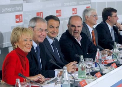El presidente del Gobierno (3i) junto a la vicepresidenta primera y los presidentes de la Xunta, Andalucía, Castilla-La Mancha y Extremadura.