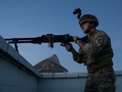 Militares de las Fuerzas Armadas británicas en Gibraltar, durante las maniobras 'Malicia de Macaco'