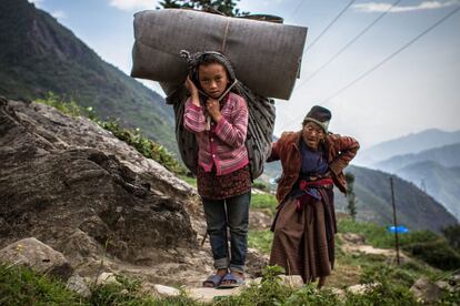 Manisha, de 11 años, y su abuela, en la aldea de Grang, en Rasuwa, en el valle de Langtang.
