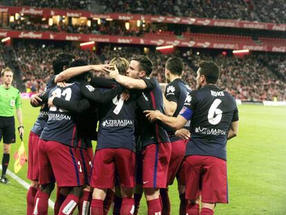 Los jugadores atl&eacute;ticos celebran el gol en San Mam&eacute;s.