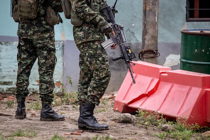 Militares resguardan la zona de un atentado en Colombia, el 12 de mayo de 2024.