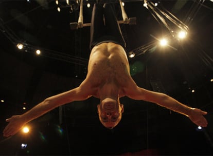 Ensayo del espectáculo <i>Smaller, poorer, cheaper,</i> de la compañía australiana Acrobat.