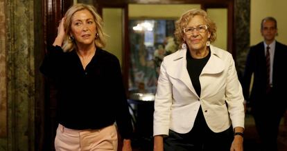 La alcaldesa de Madrid, Manuela Carmena (derecha), y la delegada del Gobierno, Concepción Dancausa.