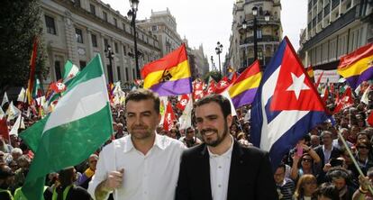 Antonio Maíllo y Alberto Garzón, en la manifestación del 28-F en Sevilla.