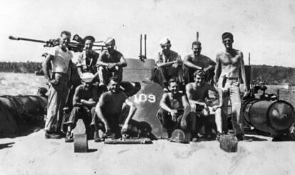 John F. Kennedy (dcha.) junto a tripulantes del 'PT 109' en las Islas Salomón durante la Segunda Guerra Mundial en 1943.