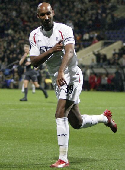 Anelka celebra un gol con su anterior equipo, el Bolton