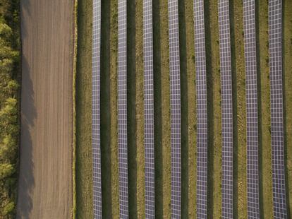 Campo de energía solar cerca de Nauen, Alemania.