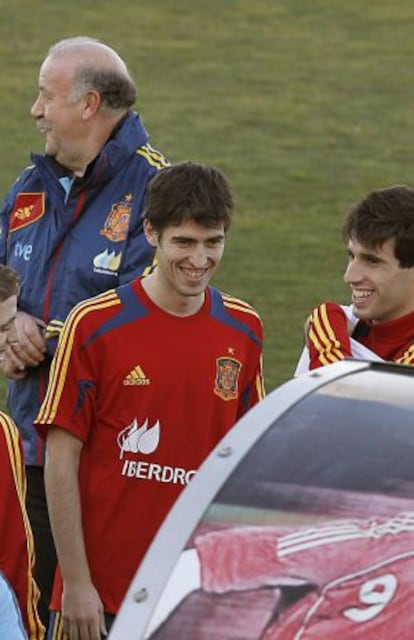 Del Bosque with Spain players at the Las Rozas training base.