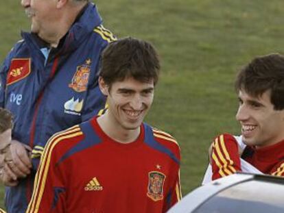 Del Bosque with Spain players at the Las Rozas training base.