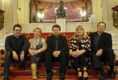 De izquierda a derecha, Javier Franco, Isabel Rey, Lorenzo Ramos, Elisabete Matos y Jos Luis Castro, ayer en el Teatro Arriaga.