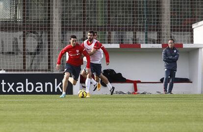 La vuelta de Aduriz, en la fotografía con el balón, es la gran novedad del Athletic.