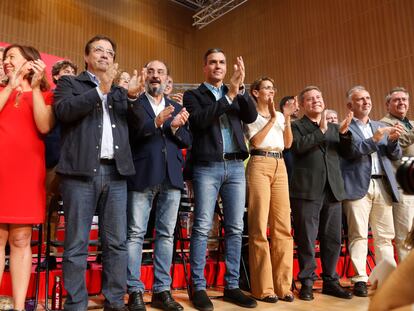 Pedro Sánchez, con varios presidentes autonómicos, incluyendo Francina Armengol, Guillermo Fernández Vara, Javier Lambán, María Chivite, Emiliano García-Page y Ángel Torres, en septiembre en Zaragoza.