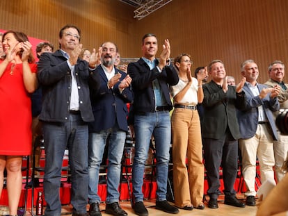 Pedro Sánchez, con varios presidentes autonómicos, incluyendo Francina Armengol, Guillermo Fernández Vara, Javier Lambán, María Chivite, Emiliano García-Page y Ángel Torres, en septiembre en Zaragoza.