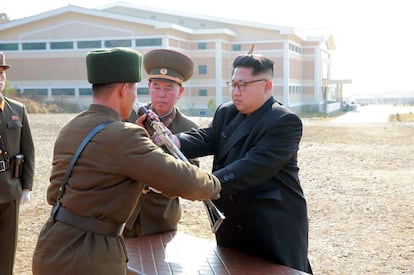 Kim Jong-un inspecciona un batallón de operaciones especiales bajo la Unidad 525 del Ejército Popular Coreano en un lugar no revelado. Fotografía sin fecha publicada por la KCNA el 4 de noviembre de 2016.