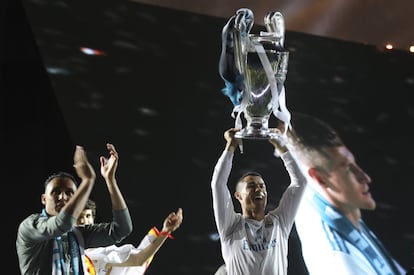 Cristiano Ronaldo celebra a 13ª Champions do Real Madrid no Santiago Bernabéu, em 27 de maio de 2018.