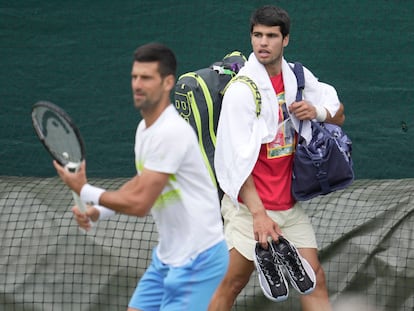 Alcaraz observa el entrenamiento de Djokovic, este domingo en Wimbledon.