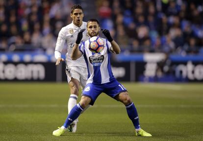 Florin Andone (en primer termino) controla el balón.