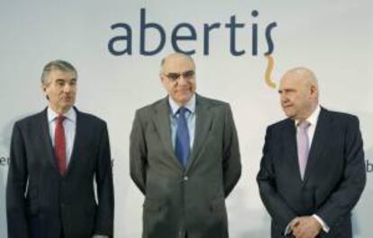 El presidente de Abertis, Salvador Alemany (c), el consejero delegado Francisco Reyns (i) y el director general de Comunicacin, Juan M. Herrnndez Purtolas (d), durante la rueda de prensa previa a la Junta General de Accionistas celebrada hoy en Barcelona.