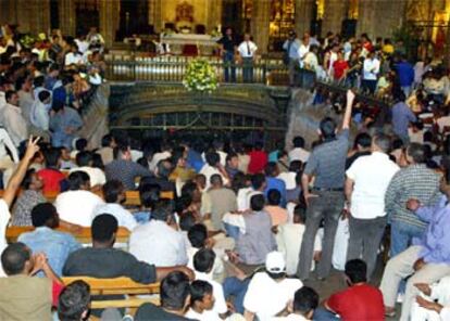 Varios inmigrantes encerrados ayer en la catedral de Barcelona.