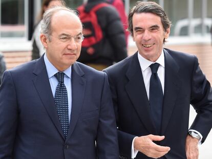 Felipe Calderón camina con el expresidente español José María Aznar, el 28 de abril de este año, en Madrid.