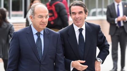 Felipe Calderón camina con el expresidente español José María Aznar, el 28 de abril de este año, en Madrid.