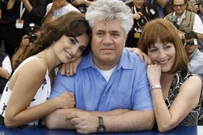 Pedro Almodovar, rodeado por Penélope Cruz (izq.) y Carmen Maura, hoy en Cannes.