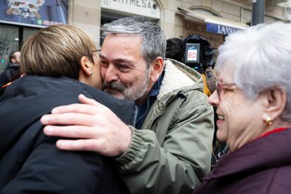 El inquilino Josep Torrent es felicitado por los vecinos.