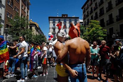 A manifestação do Orgulho LGBTI, realizada para reivindicar os direitos desse coletivo, encerrará o WorldPride 2017 com a presença estimada de entre um e dois milhões de participantes e um amplo dispositivo de segurança. Na imagem, os participantes celebram o dia no bairro gay da capital espanhola, Chueca.