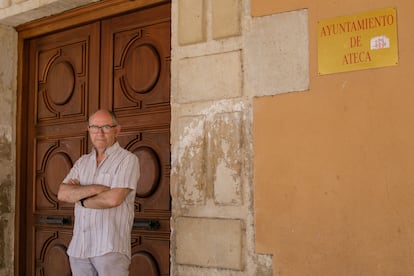 El alcalde de Ateca, Ramón Cristóbal, este sábado en la puerta del Ayuntamiento del municipio. 