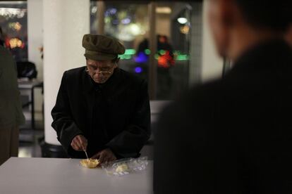 Un hombre toma un helado en el Parque de la junventud Kaeson. Corea del Norte somete a su población a un régimen de racionamiento de comida. Se calcula que en la hambruna de los años 90 murieron un millón de personas, de una población de 20.