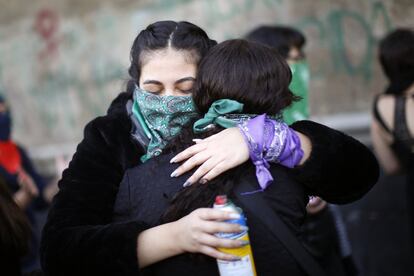 Dos mujeres se abrazan durante una protesta feminista tras el asesinato de una niña de siete años, en Ciudad de México.