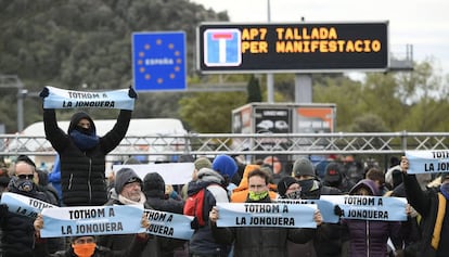 Un grupo de manifestantes convocados por Tsunami Democràtic cortan en noviembre la AP-7 en La Jonquera.